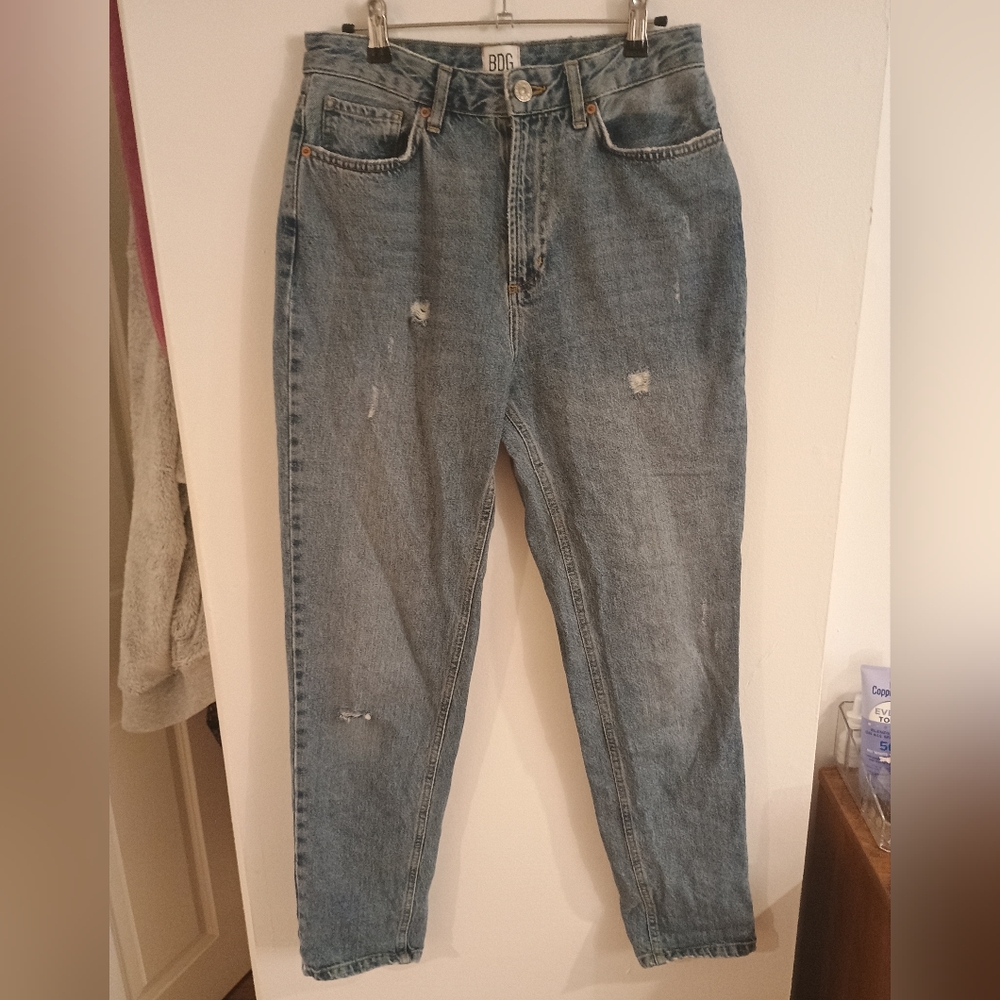 BDG Mom High Rise Jeans Medium Wash 28